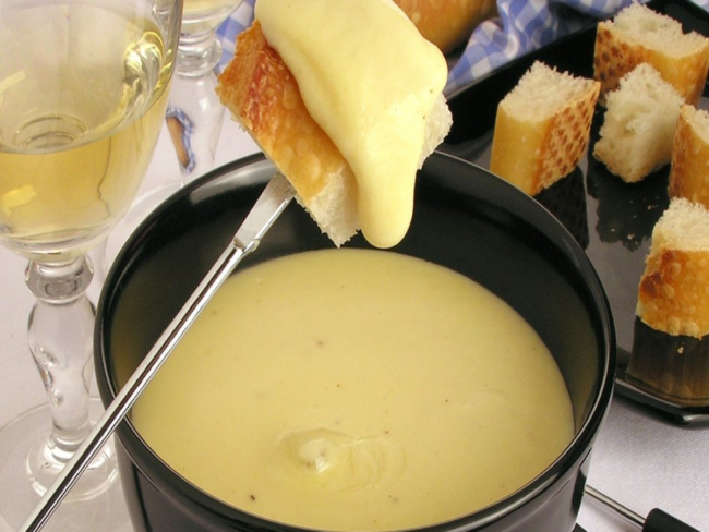 9 receitas de fondue salgado para um jantar quentinho
