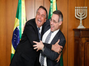 Bolsonaro defende Mendonça de críticas por voto contra Silveira