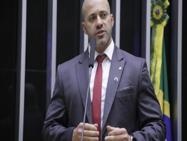 Defesa de Daniel Silveira nega descumprimento no uso da tornozeleira