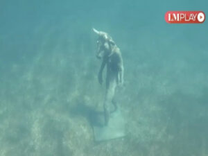 Estátua de minotauro aparece em lago na Argentina e assusta turistas