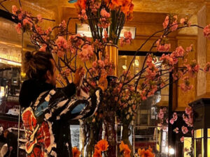 Florista brasileiro, Renatto Ribeiro ganha destaque pelas decorações de hotéis e restaurantes em Londres