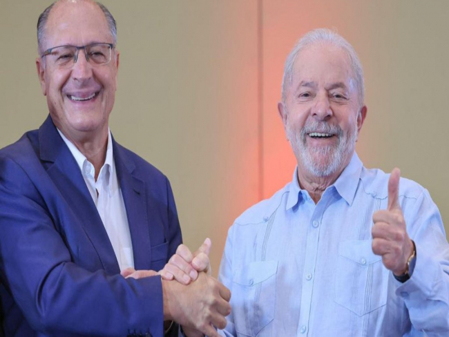 Junto de Lula, Alckmin ouve hino socialista quieto, mas aplaude no fim