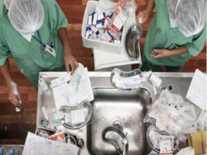 Lote de 2,3 milhões de remédios para intubação chega ao Brasil nesta quinta