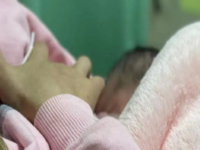 Mãe dá à luz em recepção de hospital e bebê bate cabeça no chão; ela sofreu traumatismo e hemorragia