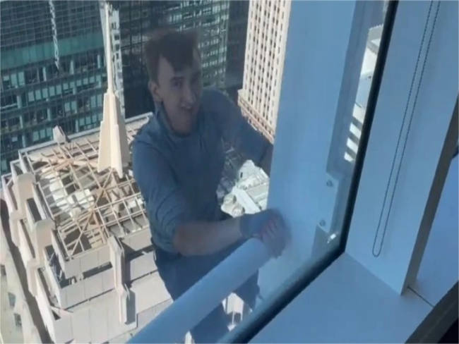 Vídeo: 'Homem Aranha a favor da vida' escala edifício de 61 andares e é preso quando termina o desafio