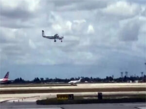Vídeo: passageiro que não sabe pilotar consegue pousar aeronave após comandante passar mal