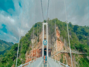 Vietnã reaberto recebe visitantes com a maior ponte de vidro do mundo