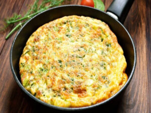6 receitas de omelete especial para fazer com itens da sua geladeira