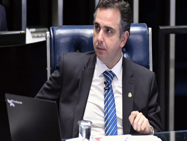 Benefício a caminhoneiros depende da lei eleitoral, diz Pacheco