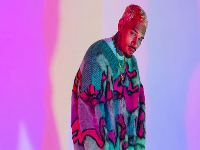 Chris Brown lança “Breezy”, o 12º álbum de sua carreira