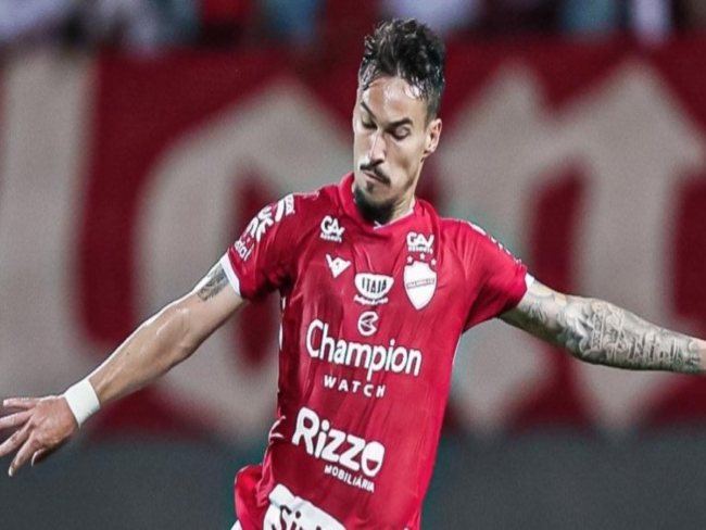 Com grande participação nos gols do Vila Nova, Arthur Rezende fala de boa fase