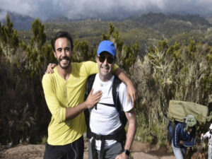 Com Parkinson, pai escala o Kilimanjaro com o filho: “Oportunidade única”