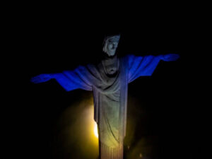 Cristo Redentor é iluminado em homenagem à declaração de Barbados como república