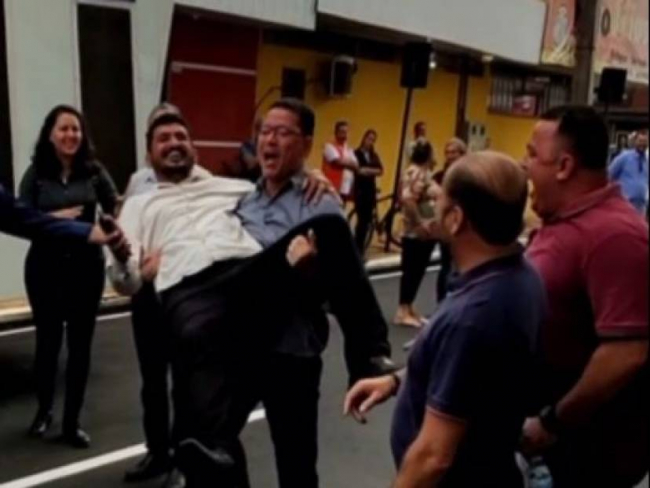 EMPOLGAÇÃO: Governador Marcos Rocha pega vereador no colo e vídeo viraliza   Rondoniaovivo.com