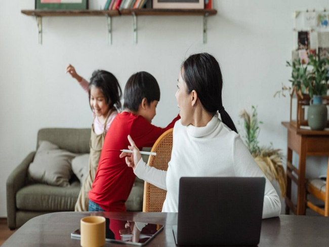 Estudo revela que mães discordam de pais na satisfação com o trabalho
