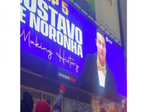 Influenciador Gustavo de Noronha é destaque em Outdoor na Time Square