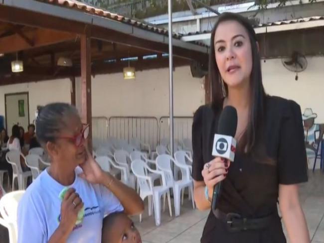 Jornalista da Globo cai no choro após senhora revelar que passa fome