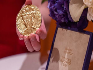 Jornalista russo leiloa medalha do Nobel por US$ 103,5 milhões para ajudar crianças ucranianas