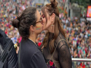 Marcela se declara para Luisa na Parada LGBT+: