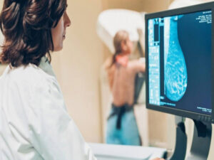 Pandemia reduz procura por mamografia preventiva e liga sinal de alerta