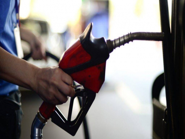 Preço da gasolina cai pouco no RJ após impostos federais zerados