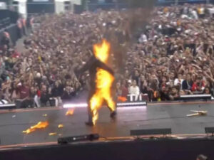 Rapper coloca 'fogo nos racistas' em show ao vivo e viraliza na web: 'Juventude precisa ver'