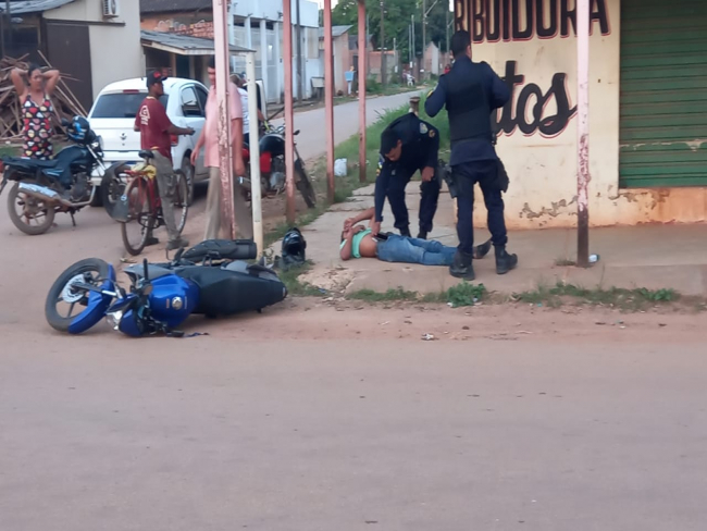 URGENTE: Motociclista sofre grave acidente após tentar ultrapassar automóvel   Rondoniaovivo.com