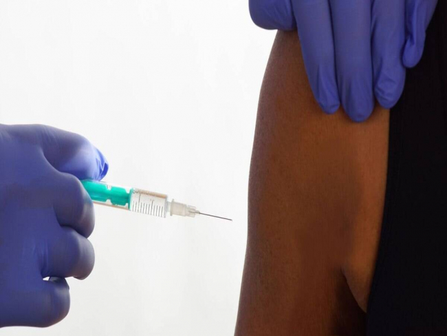 Vacina da Moderna garante produção de anticorpos por pelo menos 6 meses