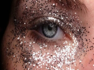 Veja como remover o glitter usado na maquiagem de Carnaval