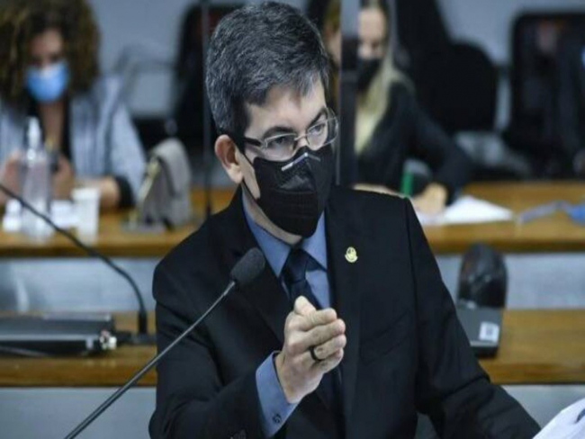 Violação de sigilo: Randolfe entra com pedido no STF contra Bolsonaro