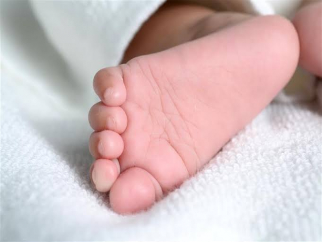 LAMENTÁVEL: Bebê com sinais de maus tratos morre enquanto dormia com a mãe   Rondoniaovivo.com