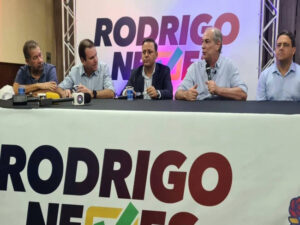 Neves oficializa candidatura ao RJ com críticas a Castro e Freixo