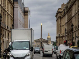 Paris proíbe ar condicionado em estabelecimentos com portas abertas
