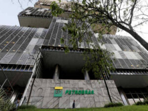 Petrobras estuda antecipar dividendos após pedido do governo