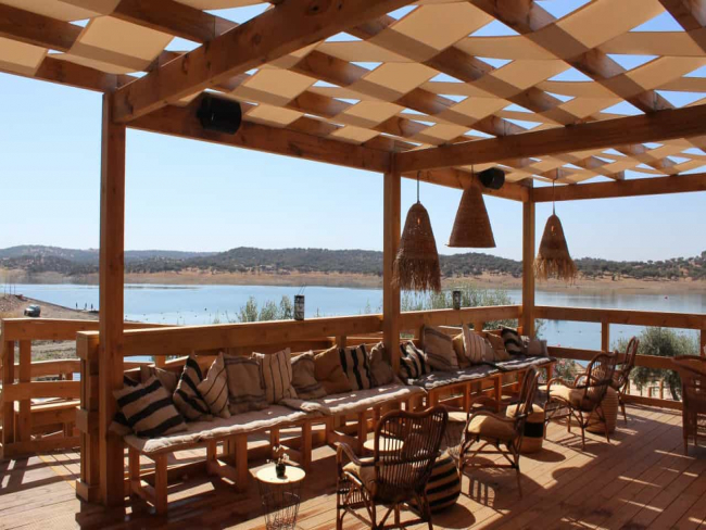 RAYA Beach Club é o novo restaurante 'farm to beach' de Évora