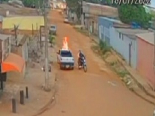 VEJA O MOMENTO: Vídeo mostra criminosos incendiando carro de empresário   Rondoniaovivo.com