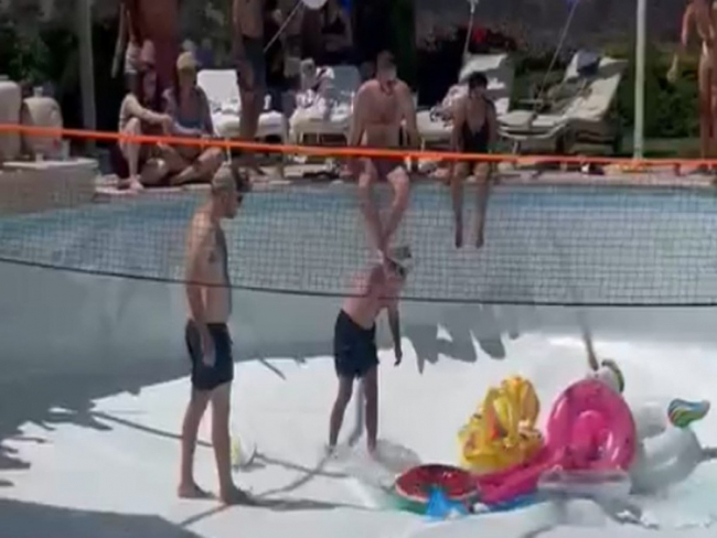 Vídeo: cratera se abre em piscina e ‘suga’ duas pessoas; uma morreu