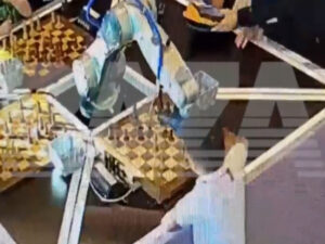 Vídeo: robô quebra dedo de criança na Rússia durante torneio de xadrez