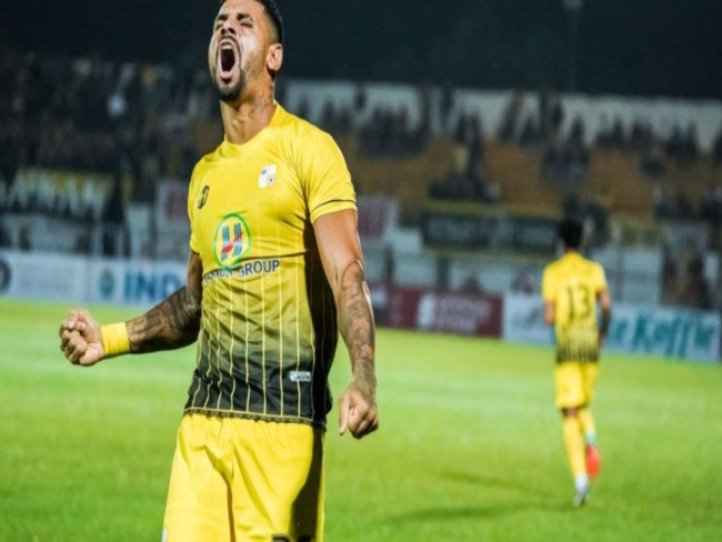 Após derrota por 8 a 0 na estreia da Liga Indonésia, zagueiro comemora recuperação do Barito Putera
