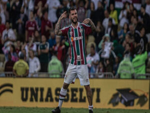 Após vitória do Fluminense, Nathan canta famosa música da torcida: