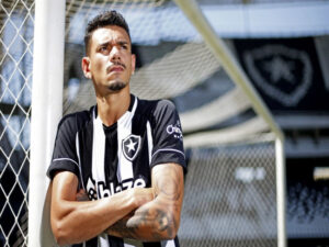 Botafogo apresenta Tiquinho, mas lesão impede estreia do atacante