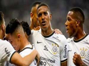 Contra o Fortaleza, Corinthians tenta seguir sonhando no Brasileirão