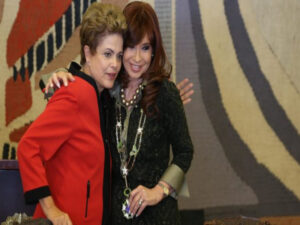 Dilma assina carta que classifica julgamento de Cristina Kirchner como “perseguição”