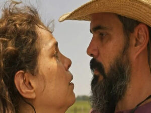 Em Pantanal, Alcides se declara para Maria Bruaca, mas toma choque de realidade da amante e leva fora