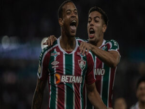 Fluminense atropela Coritiba e assume vice liderança do Brasileirão