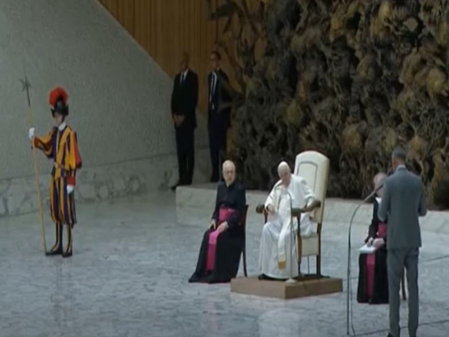 Guarda desmaia em audiência do Papa Francisco no Vaticano; assista