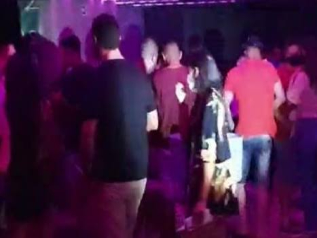NA BOATE: Bando investe contra a PM e é contido com gás de pimenta e bala de borracha   Rondoniaovivo.com