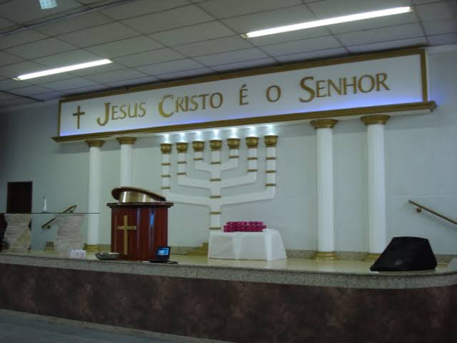 NO ALTAR: Ladrão invade igreja Universal e assalta fiel que estava em oração   Rondoniaovivo.com