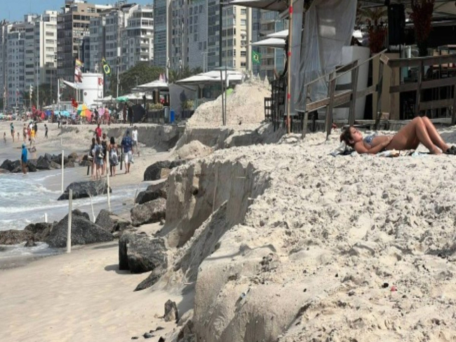 Ondas gigantes: ressaca do mar em Copacabana encobre areia da praia