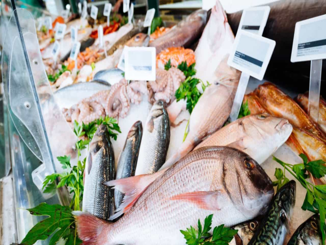 Preço do peixe subiu 18% com a guerra. Quanto custa abastecer a despensa?